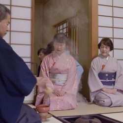 教室の雰囲気 いろんな人がいるというのが一つ目の良いところかと思います。
熱心に通っている人はバラエティに富んでいるのではないかと。
あとは、失敗に関してネガティヴにならない、笑いになるので、お稽古に対して恐れる事は無いのかなと思います。