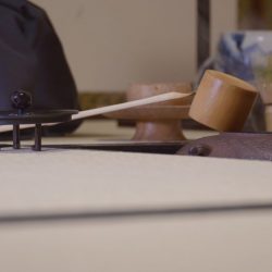 いろいろな先生に見てもらえる 優しい先生もいれば、少し厳しく、でもはっきりと分かりやすい先生と、色々な先生に見てもらえる。
出来ると思えば、新しい内容をどんどん教えて下さるので飽きることなく続けられます。また、ある程度お点前が進むと初期のお点前でも細かい点をズバッと指摘されるので、どんなお点前でも気が抜けないのがよく分かります。